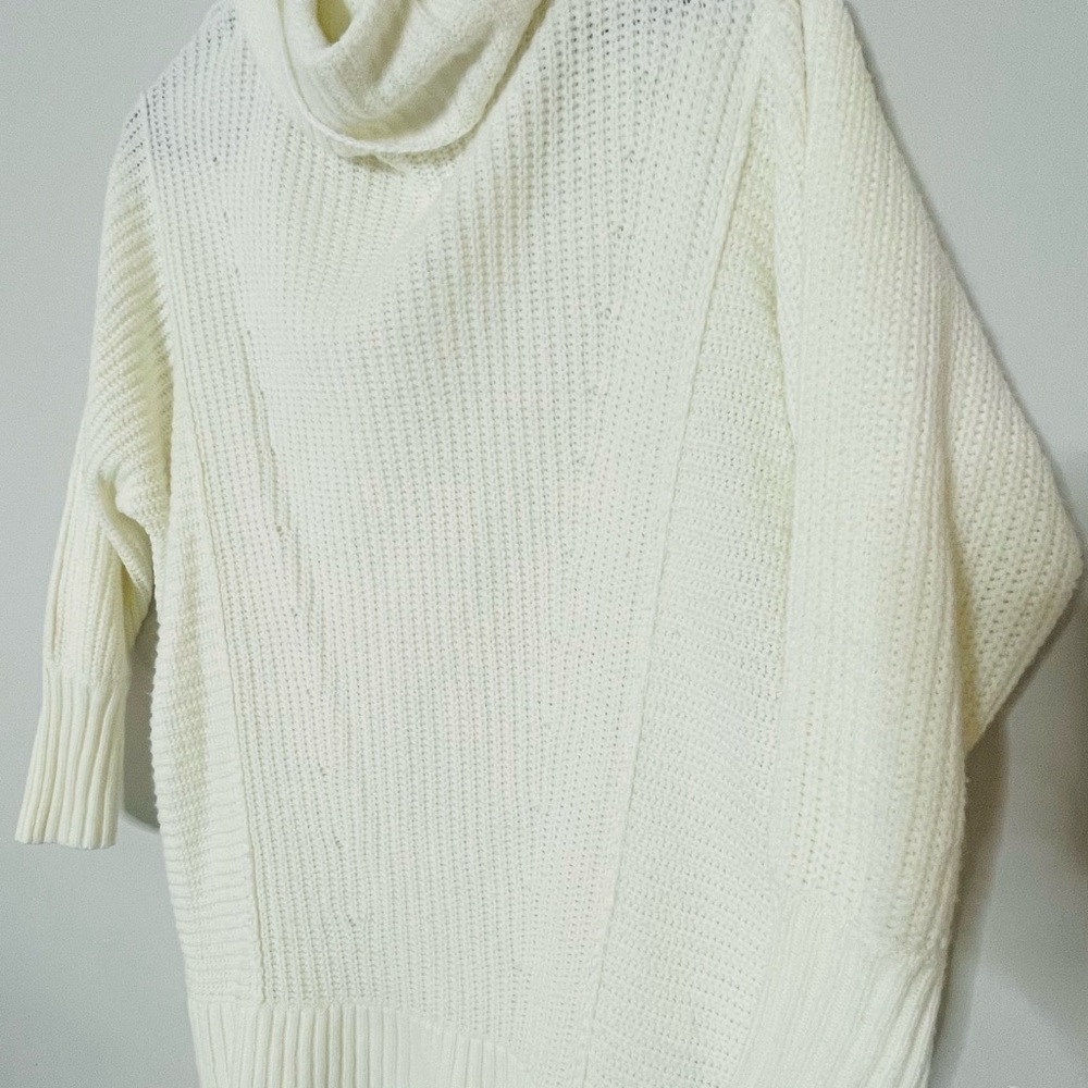 Elegant Cream Turtleneck Sweater - Picture 4 of 6